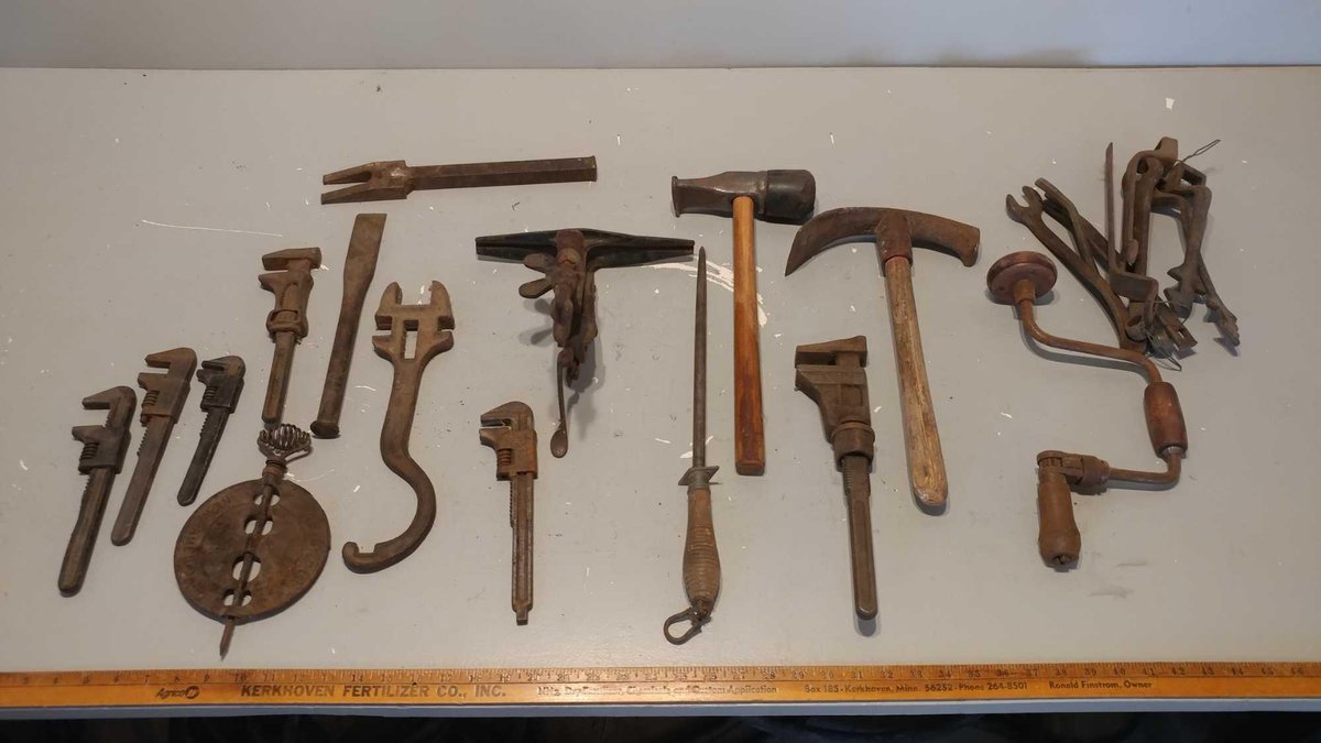 ASSORTMENT OF ANTIQUE WOODWORKING TOOLS
