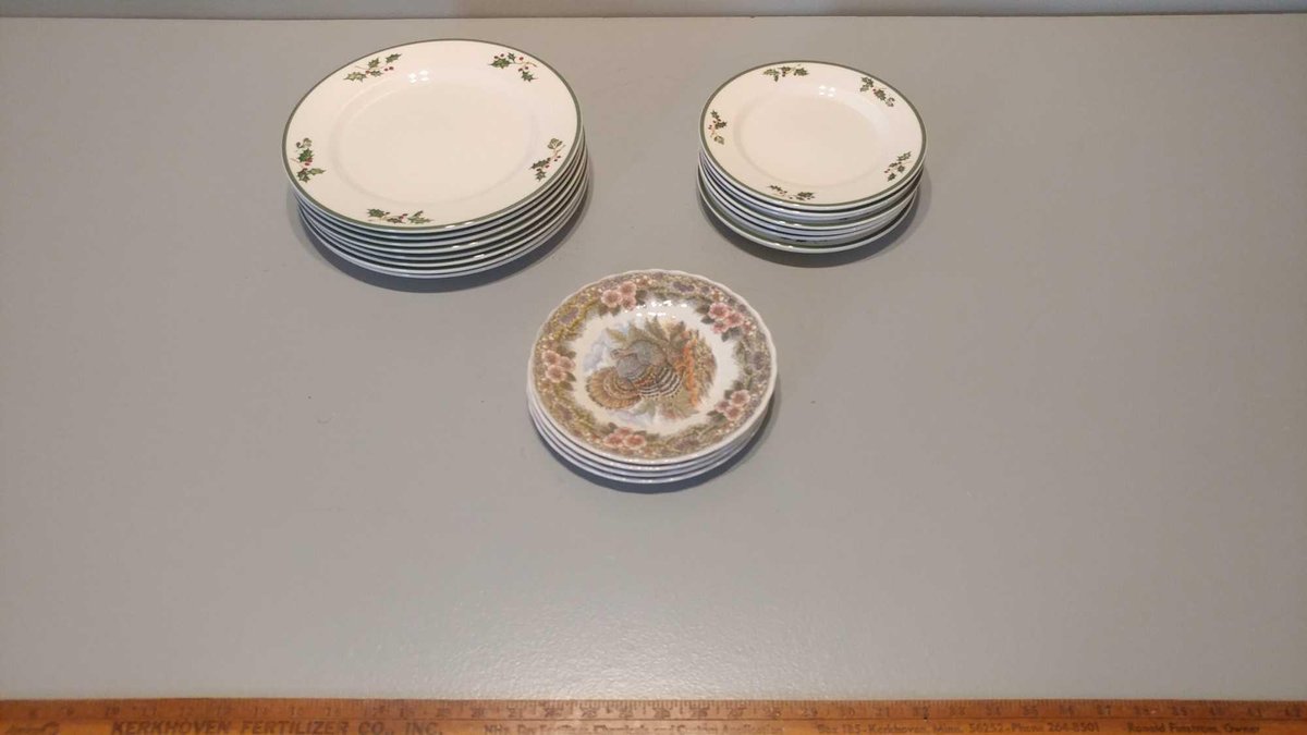 HOLIDAY-THEMED PLATE SETS
