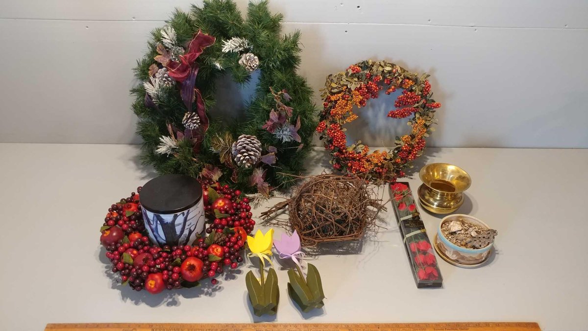 ASSORTMENT OF DECORATIVE HOLIDAY WREATHS 