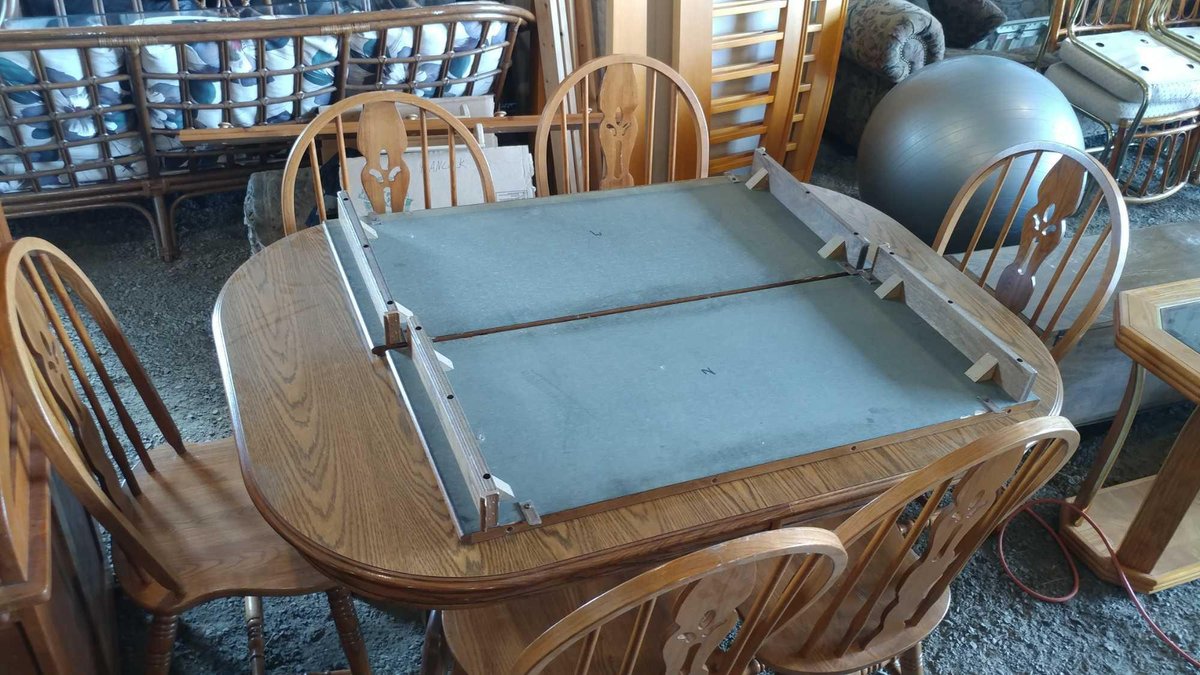DINING ROOM TABLE (H 29" W 42" L 60") w/TWO LEAVES (L 17.5" EACH) and (6) CHAIRS
