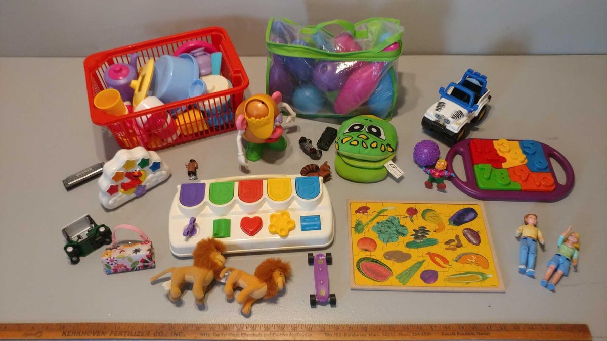 LARGE ASSORTMENT OF CHILDREN'S TOYS