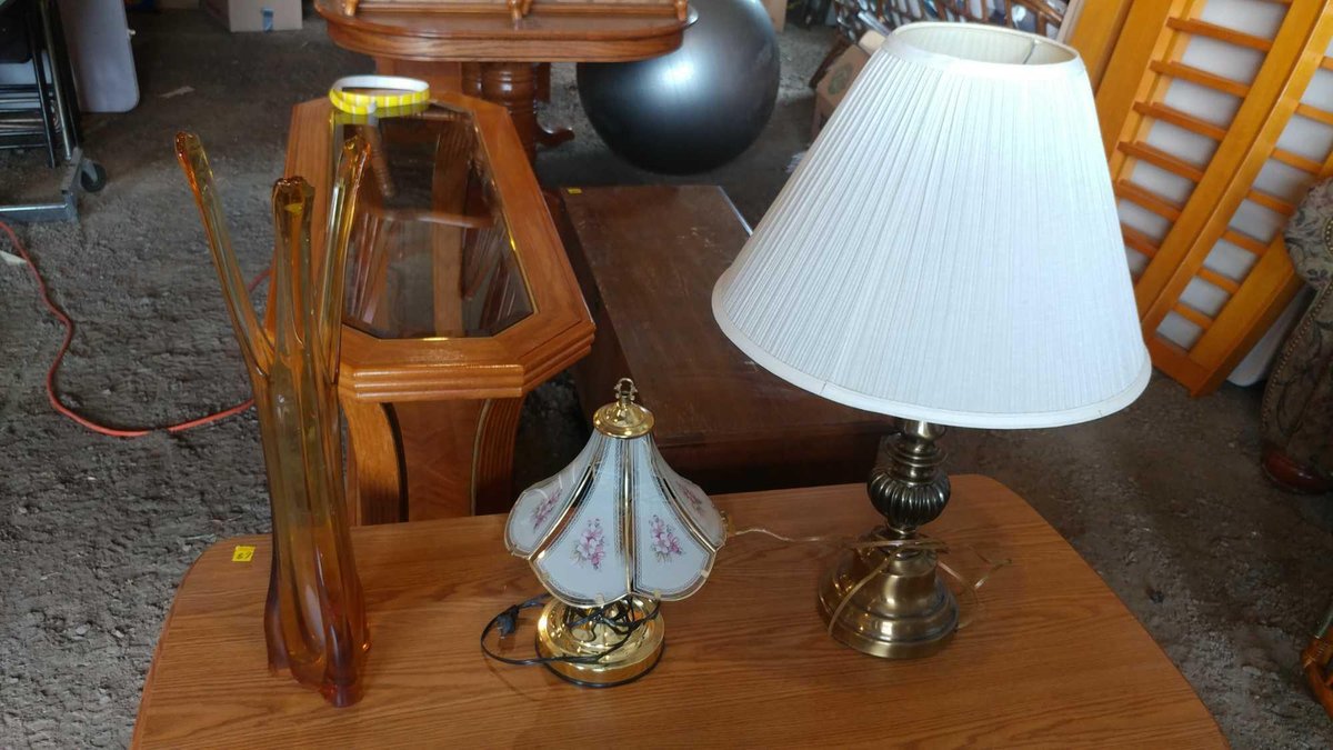 (2) TABLE LAMPS and DECORATIVE GLASS VASE