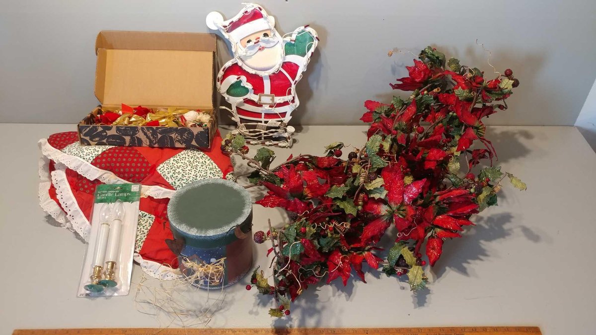 ASSORTMENT OF CHRISTMAS DECORATIONS
