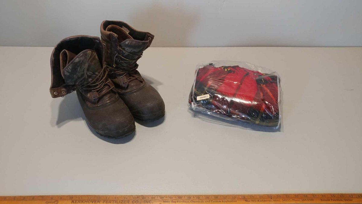 BOUNDARY CAMOUFLAGE MEN'S HUNTING BOOT w/THINSULATE (SIZE 11) and BLANKET