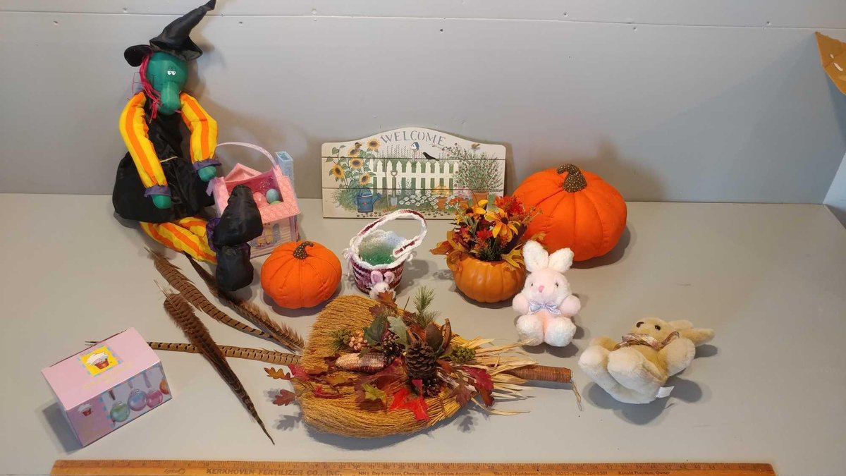 ASSORTMENT OF HALLOWEEN & EASTER-THEMED DECORATIONS