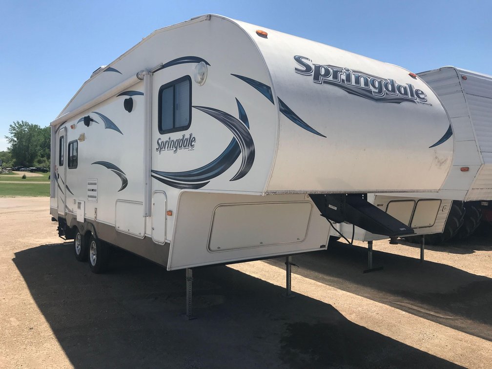 2013 KEYSTONE RV SPRINGDALE FIFTH WHEEL SERIES M-247 FWRLLS 27’, TANDEM AXLES, SLEEPS 4, TV, SOUND S