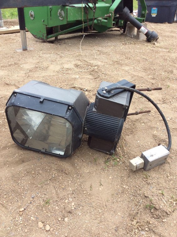 SODIUM VAPOR YARD LIGHT WITH PHOTO EYE (ITEM AT ZIELSDORF AUCTIONS)