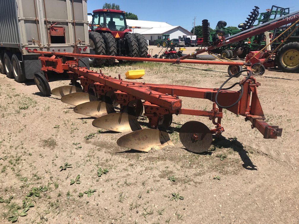 ALLIS CHALMERS 5 BOTTOM SEMI MOUNTED PLOW 5/18 (ITEM AT ZIELSDORF AUCTIONS)