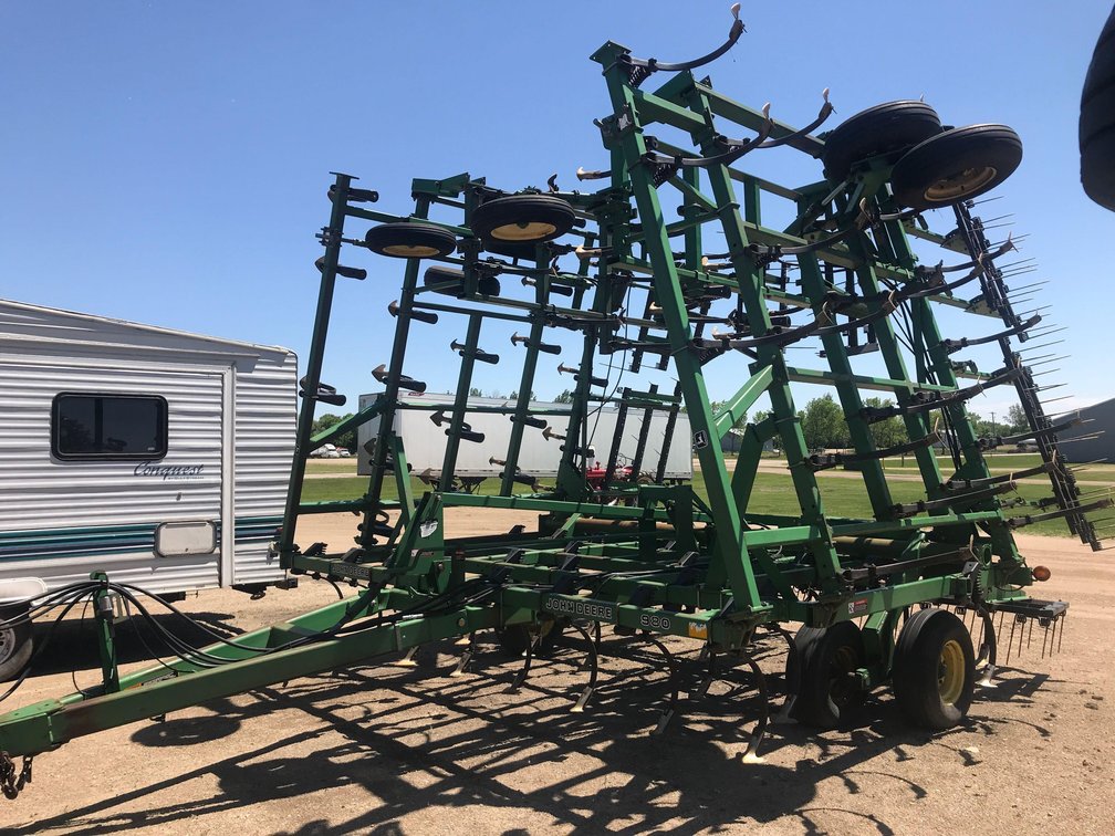 JOHN DEERE 980 42' FIELD CULTIVATOR 3 BAR HARROW, WALKING TANDEMS, QUICK CHANGE SHOVELS ( ITEM AT ZI