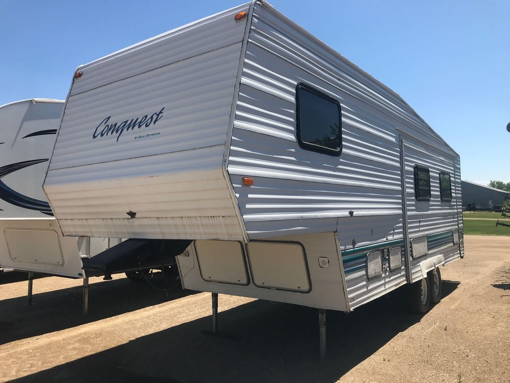 1997 GULFSTREAM CONQUEST 5TH WHEEL CAMPER, LARGE SINGLE SLIDE OUT, SLEEPS 6, AC, COMES WITH LOTS OF 