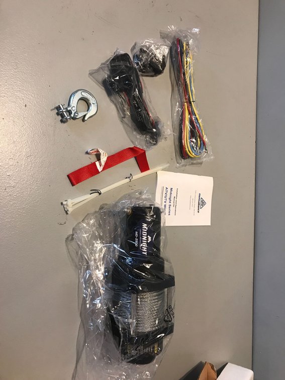 2500 LB WINCH NEW IN BOX (ITEM AT ZIELSDORF AUCTIONS)