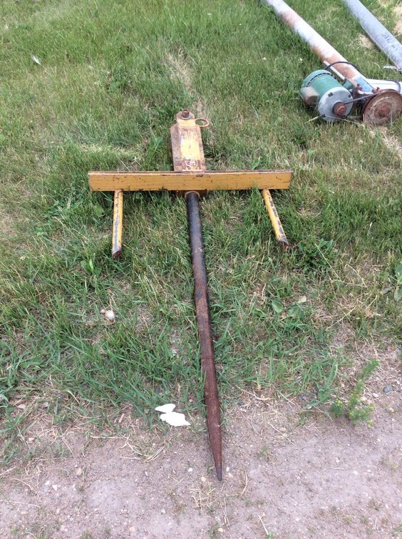 ROUND BALE SPEAR BOLT ON BUCKET STYLE (ITEM AT ZIELSDORF AUCTIONS)