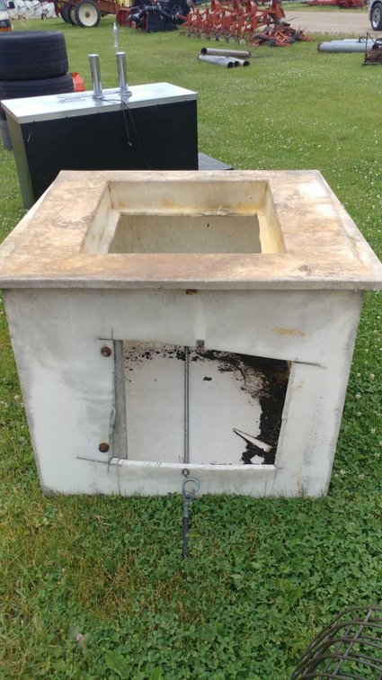 DOG HOUSE (ITEM AT ZIELSDORF AUCTIONS)