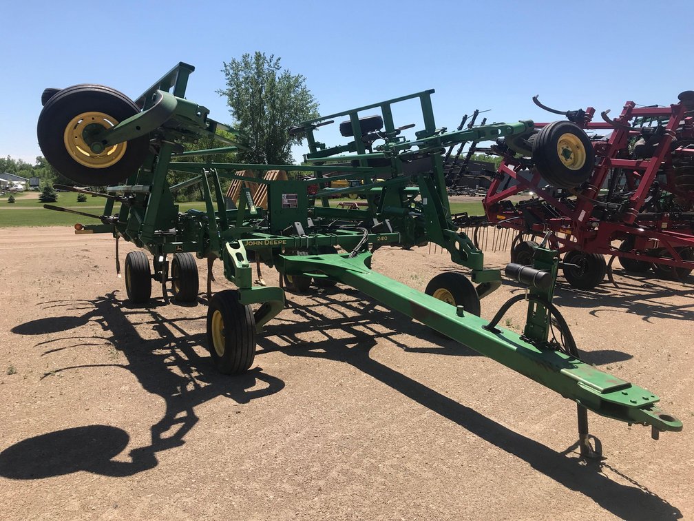 JOHN DEERE 2410 24' CHISEL PLOW, WALKING TANDEMS, FRONT CASTER WHEELS(ITEM AT ZIELSDORF AUCTIONS)