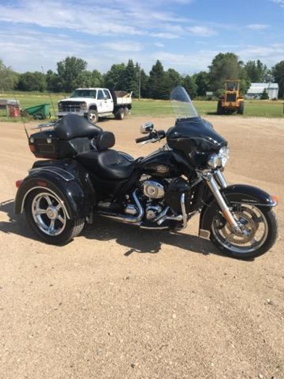 2013 HARLEY DAVIDSON TRI GLIDE BLACK, 103 CU ENGINE, 10,500 MILES, EXCELLENT CONDITION ( FOR MORE IN