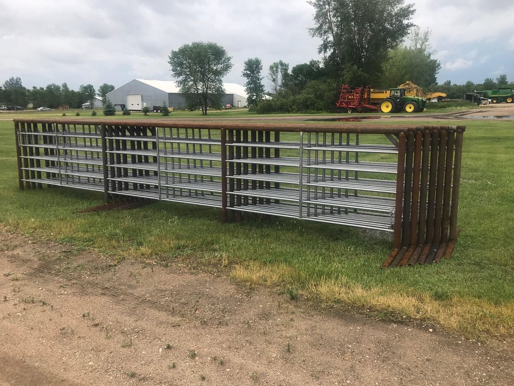 (4) 24' FREE STANDING PANELS, 5' TALL (ITEM AT ZIELSDORF AUCTIONS)