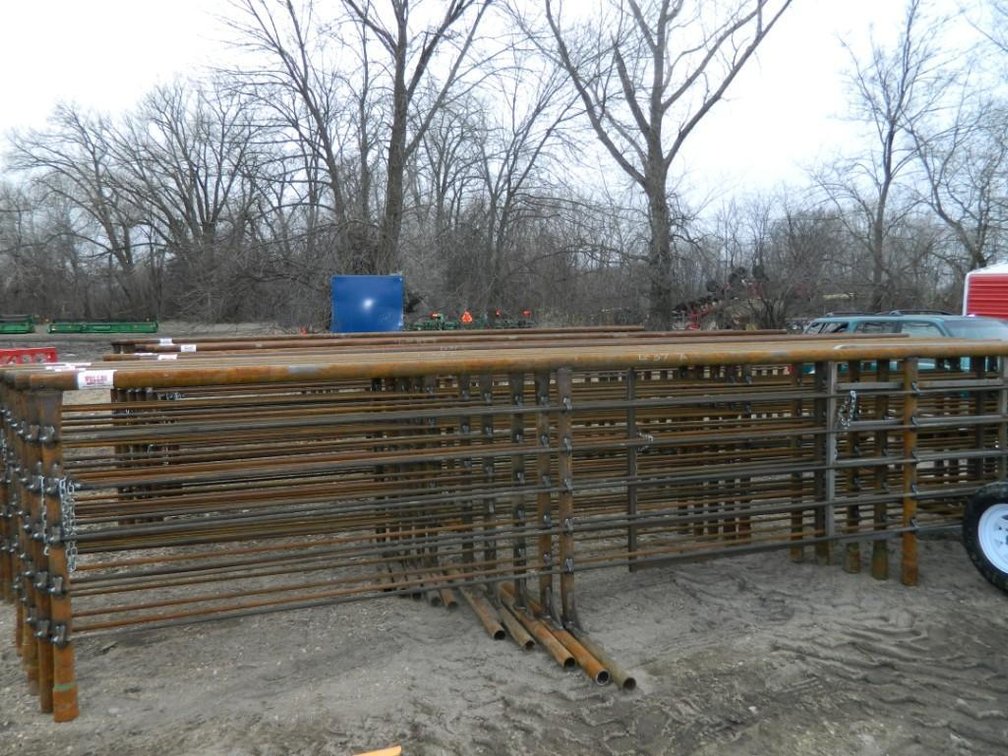 (5) 24' FREE STANDING PANELS, 5' TALL (ITEM AT ZIELSDORF AUCTIONS)