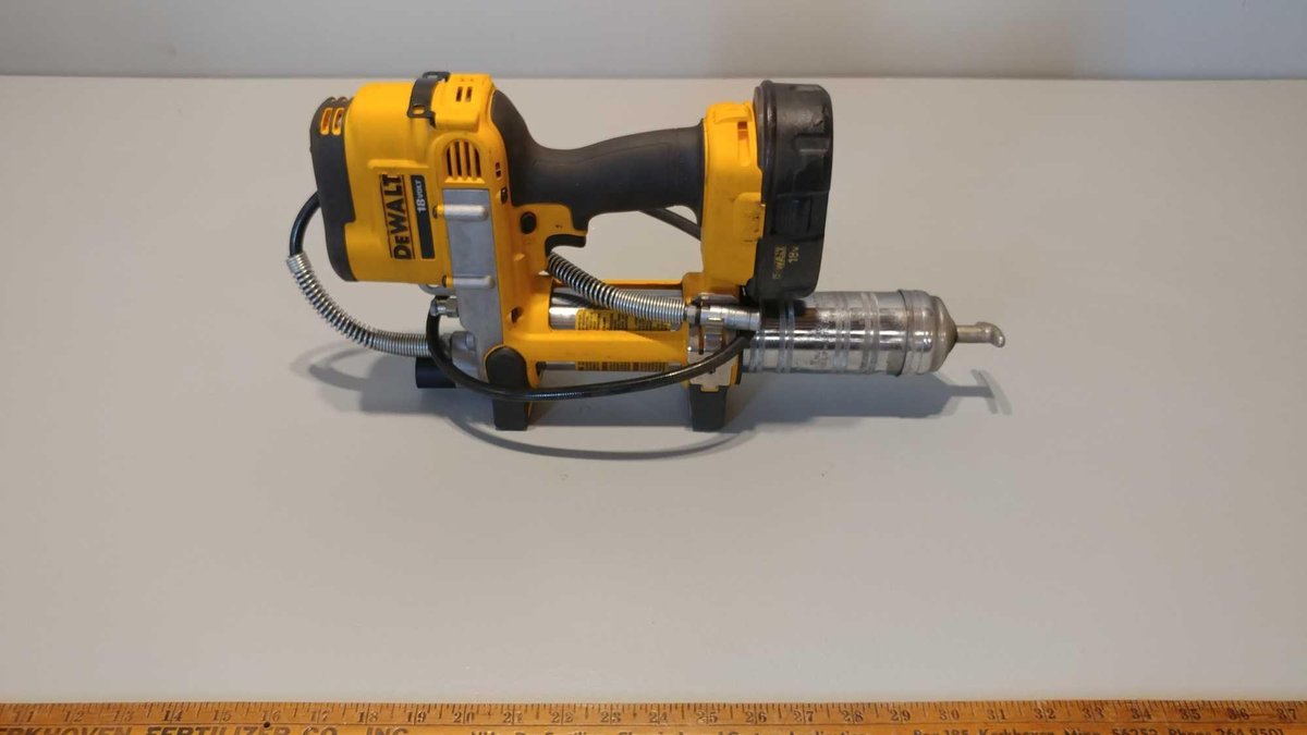 DEWALT 18 VOLT GREASE GUN 1 BATTERY NO CHARGER (ITEM AT ZIELSDORF AUCTIONS) ​​​​​​​