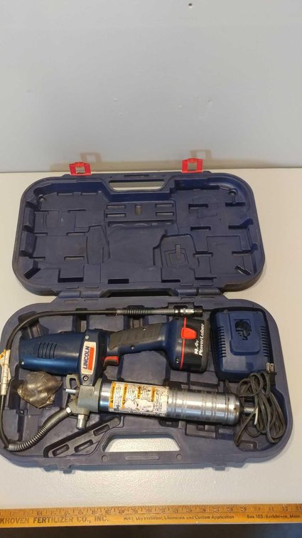 LINCOLN 14.4 VOLT GREASE GUN WITH CHARGER AND CASE (ITEM AT ZIELSDORF AUCTIONS)