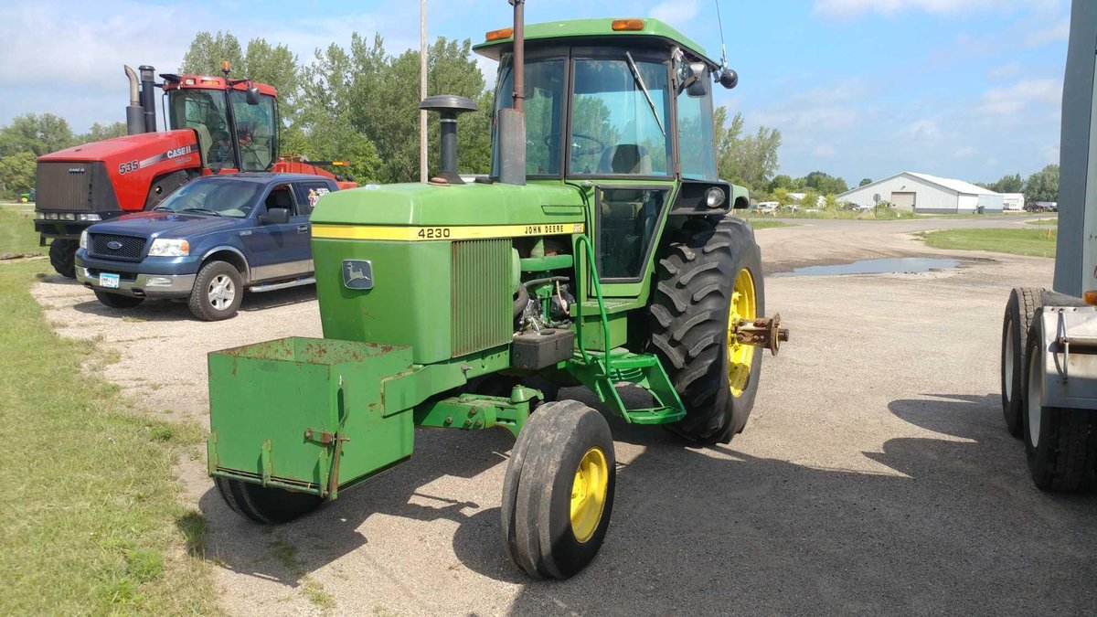 1976 JOHN DEERE 4230, 6013 HRS, QUAD RANGE SHIFT, 18.4 - 34 REAR DUALS, 1000 PTO, 2 HYDRAULIC, 3 PT,