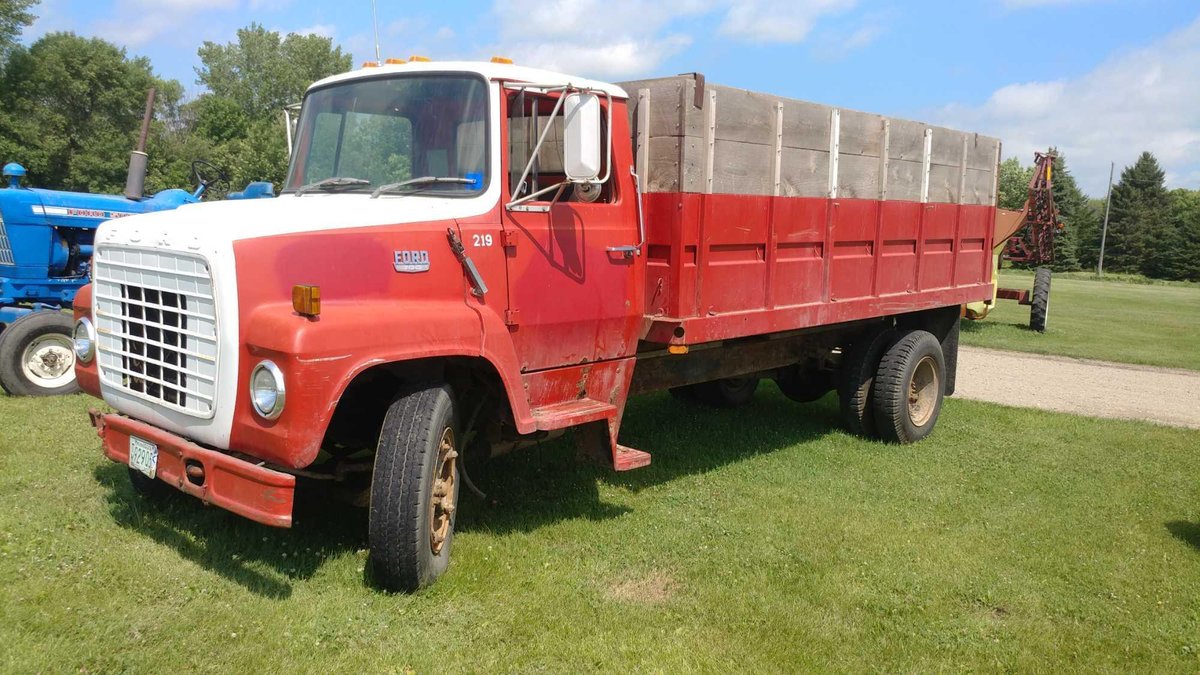 (TITLE) 1976 FORD 700 GAS NOT RUNNING, 90,255 MILES, SINGLE AXLE GRAIN TRUCK, STEEL/WOOD BOX (LOCATE