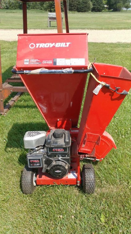 TROY BUILT CHIPPER W/11 HP GAS ENGINE (LOCATED AT ZIELSDORF AUCTIONS - BENSON, MN)