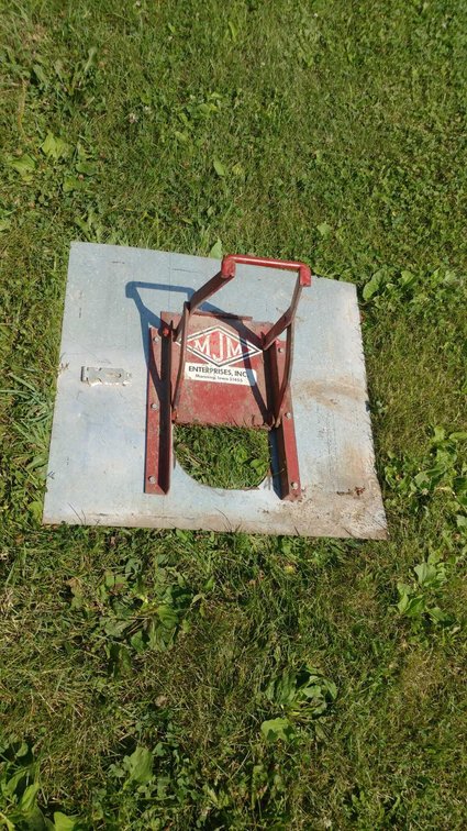 SMALL GRAIN BIN DOOR (LOCATED AT ZIELSDORF AUCTIONS - BENSON, MN)