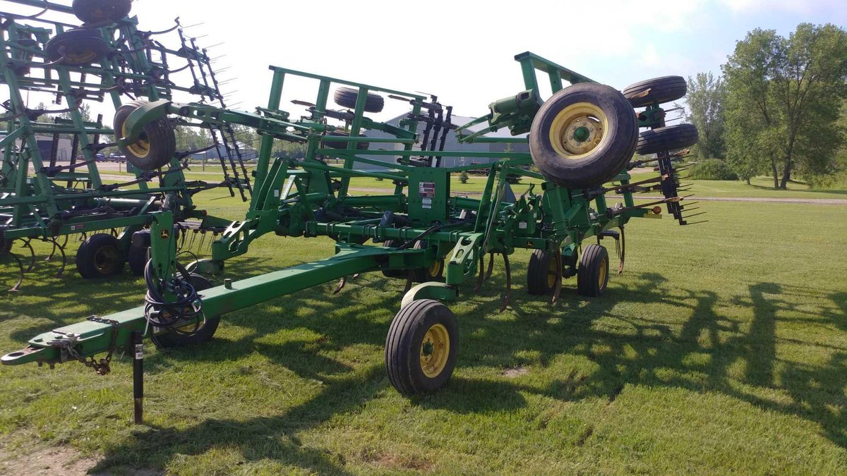 JOHN DEERE 2410, 24' CHISEL PLOW W/COIL TINE HARROW (LOCATED AT ZIELSDORF AUCTIONS - BENSON, MN)