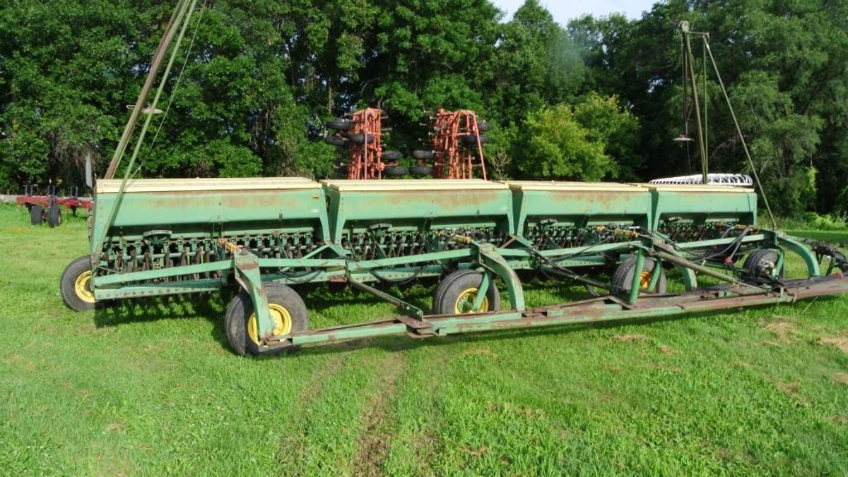 JOHN DEERE 9300 GRAIN DRILL, 32FT (4) 8FT SECTIONS, 6IN SPACING, W/ JOHN DEERE FACTORY MARKERS AND F