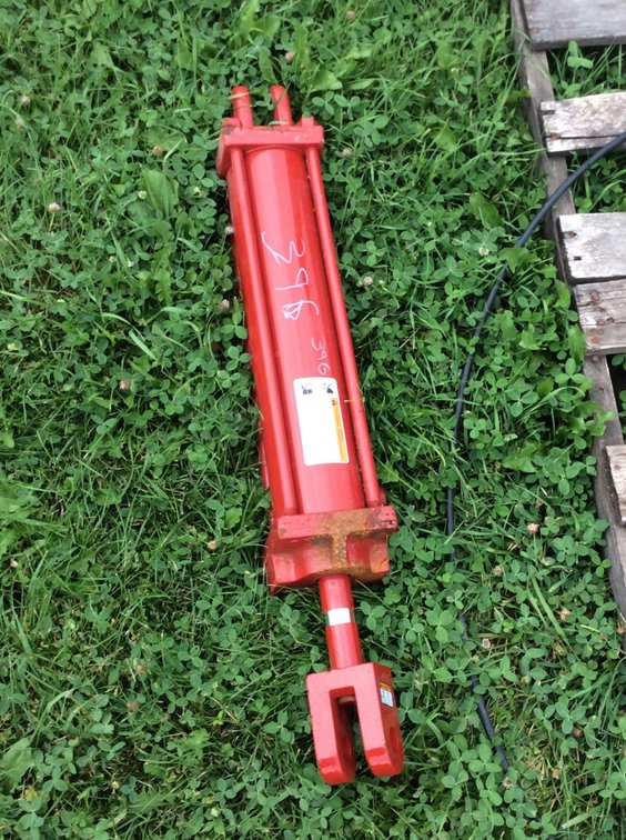 NEW HYDRAULIC CYLINDER ​​​​​​​(ITEM AT ZIELSDORF AUCTIONS)
