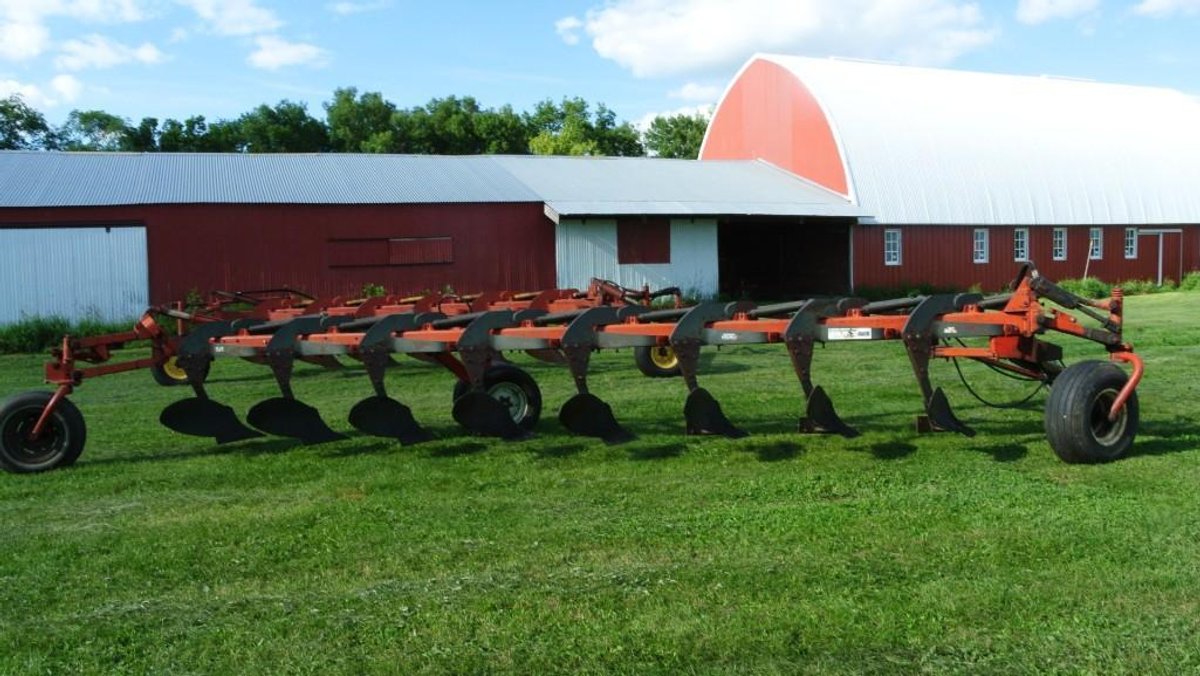 MELROSE 823, 8 BOTTOM, AUTO RESET PULL PLOW, W/ BRACKETS FOR 3IN MORE CLEARANCE FOR CORN STOCKS (FOR