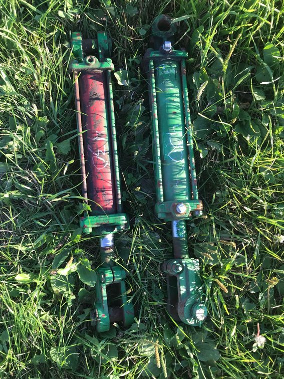 (2) HYDRAULIC CYLINDERS (ITEM AT ZIELSDORF AUCTIONS)