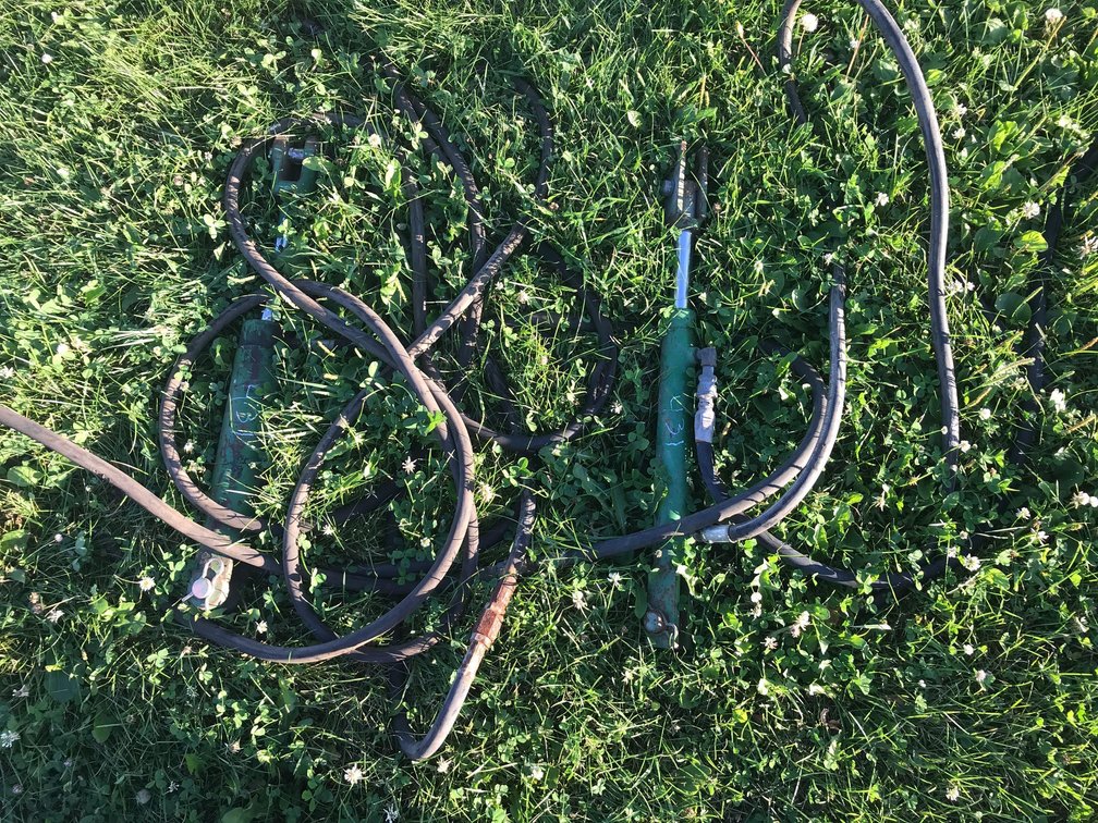 (2) HYDRAULIC CYLINDERS WITH HOSES (ITEM AT ZIELSDORF AUCTIONS)