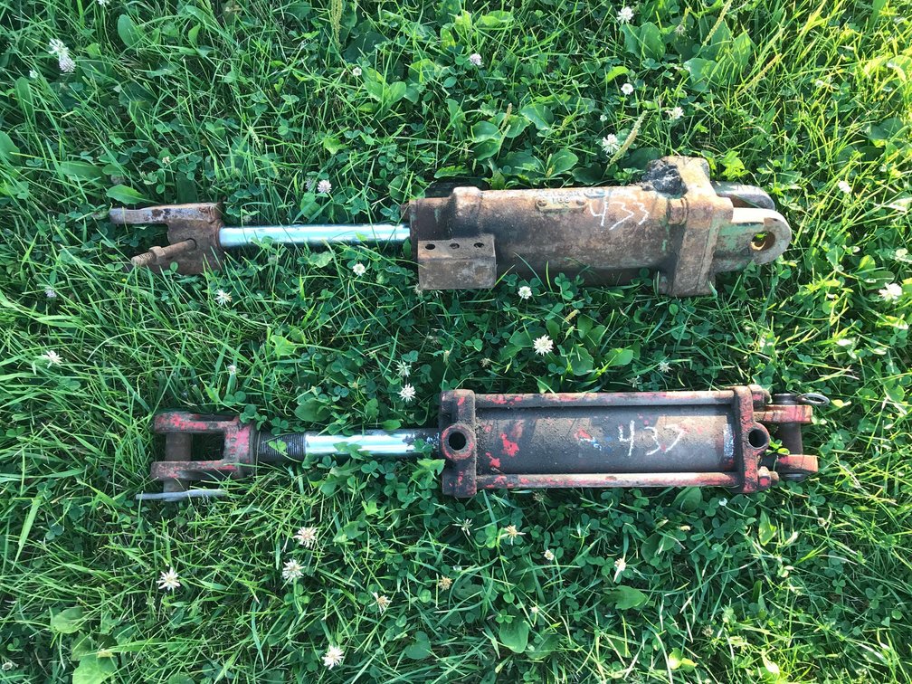 (2) HYDRAULIC CYLINDERS (ITEM AT ZIELSDORF AUCTIONS)