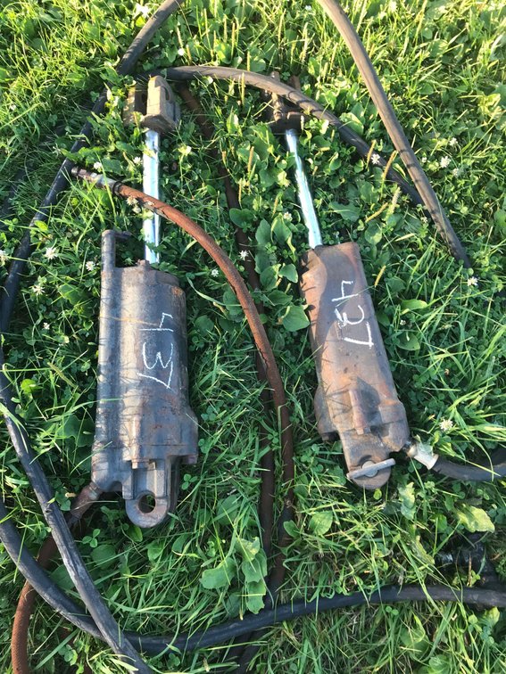 (2) JOHN DEERE HYDRAULIC CYLINDERS WITH HOSES AND DEPTH STOP (ITEM AT ZIELSDORF AUCTIONS)