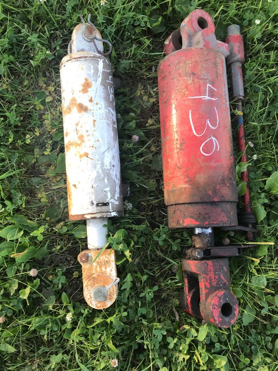 (2) HYDRAULIC CYLINDERS (ITEM AT ZIELSDORF AUCTIONS)