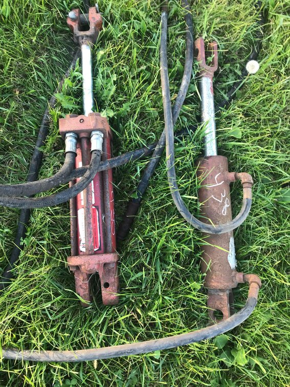 (2) HYDRAULIC CYLINDERS WITH HOSES (ITEM AT ZIELSDORF AUCTIONS)