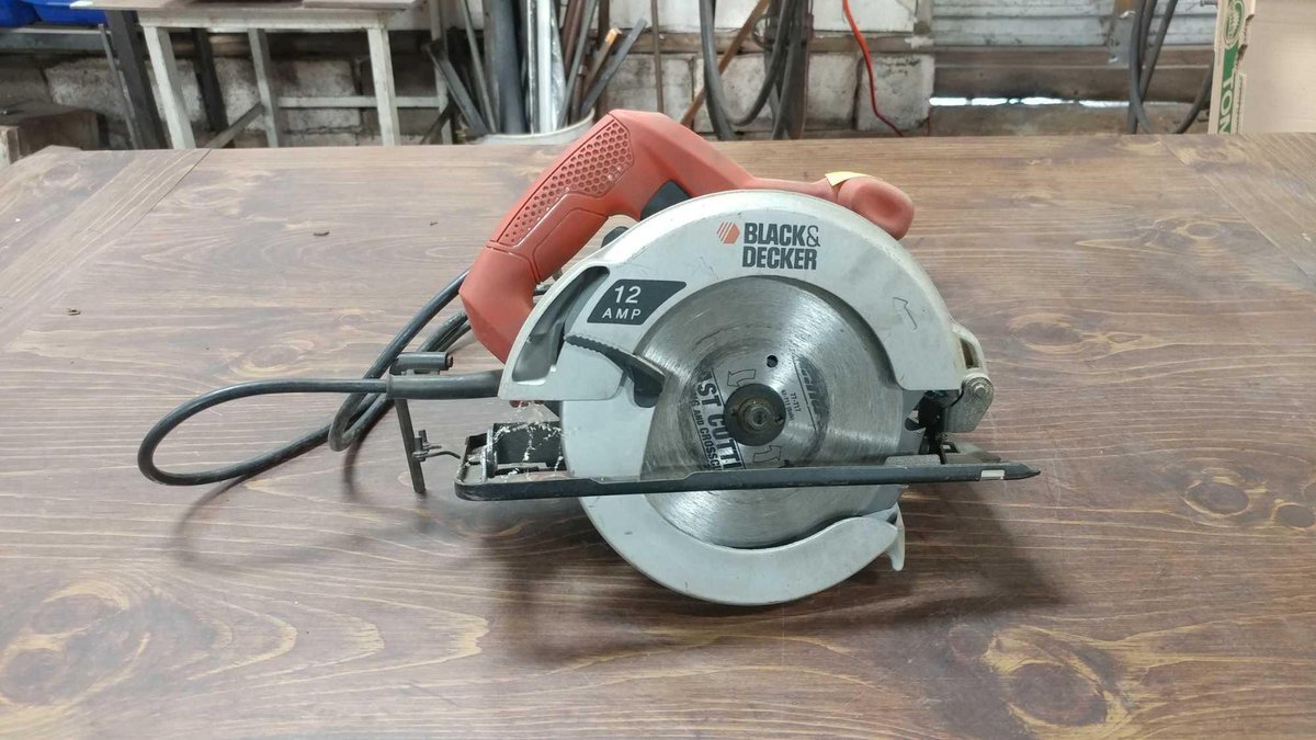 BLACK & DECKER CIRCULAR SAW