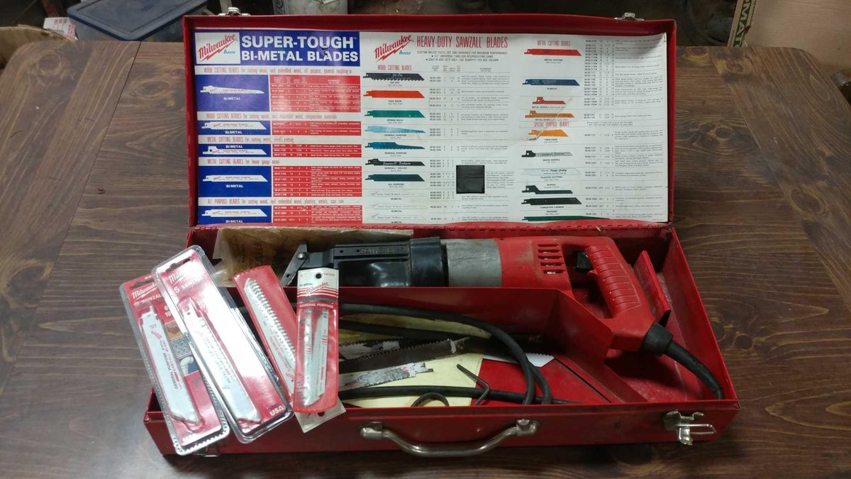 MILWAUKEE SAWZALL w/EXTRA BLADES