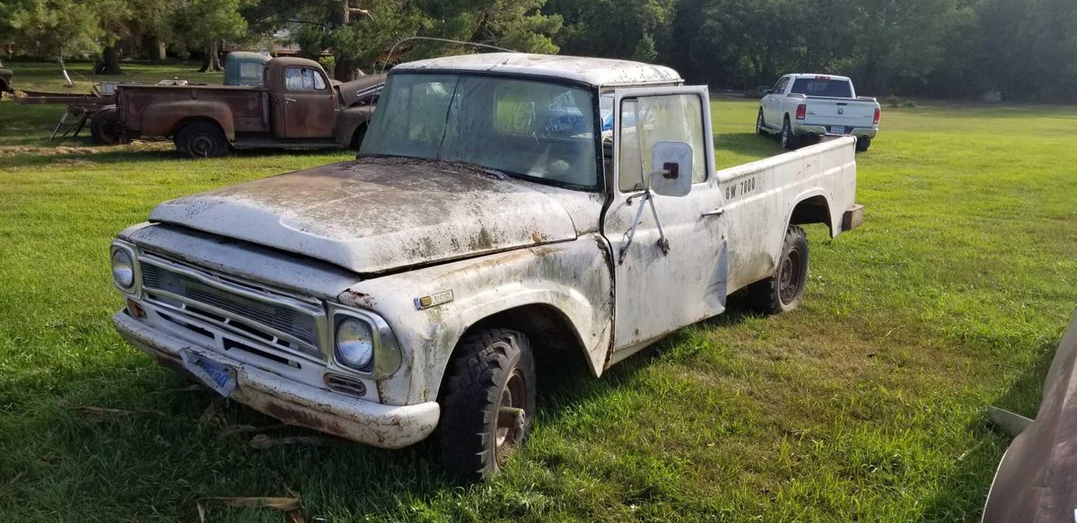 (TITLE) 1969 IH PICKUP 4WD, V8 MOTOR  STUCK