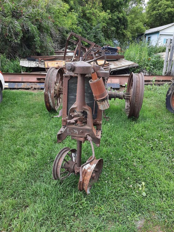IH TRACTOR FRAME & RADIATOR