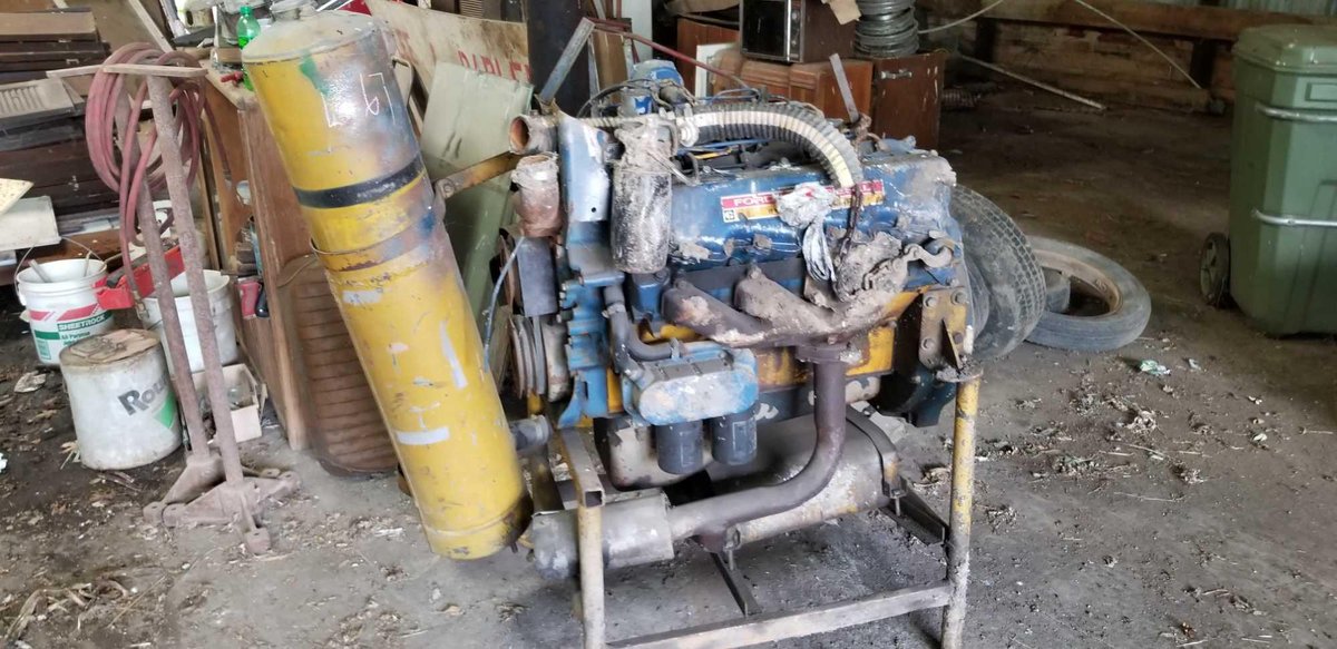 3208 CAT MOTOR ON STAND HOLE IN VALVE COVER
