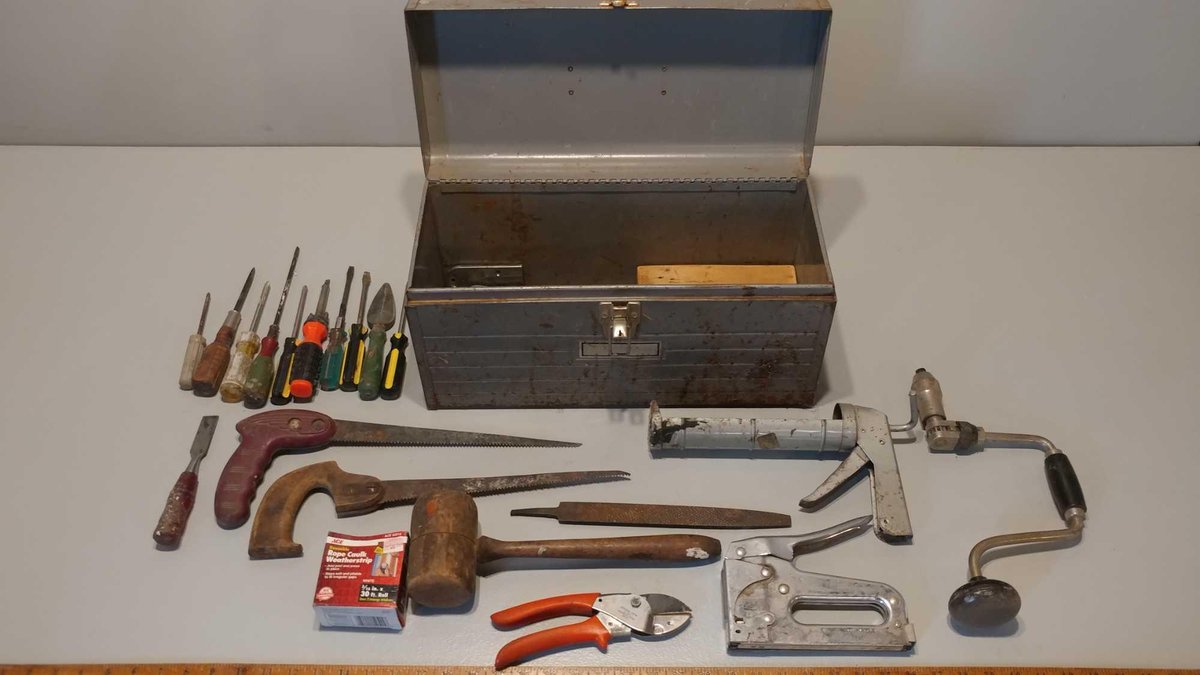 HEAVY DUTY VINTAGE TOOL BOX w/ASSORTED TOOLS 
