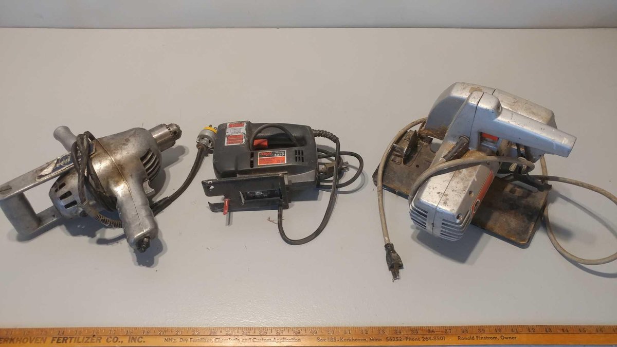 SKIL 1/3HP JIG SAW (DOUBLE INSULATED, 45D TILTING FOOT) & BLACK & DECKER 7 1/4" UTILITY SAW (9 AMP) 