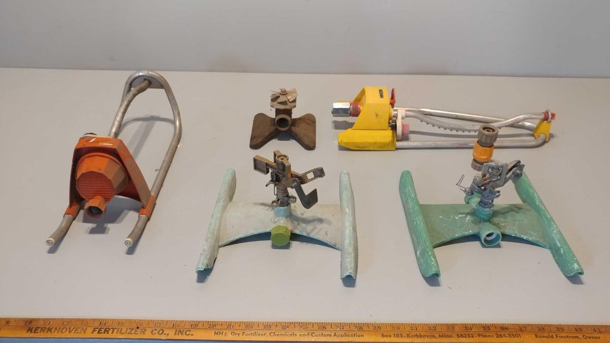 ASSORTMENT OF LAWN SPRINKLERS 