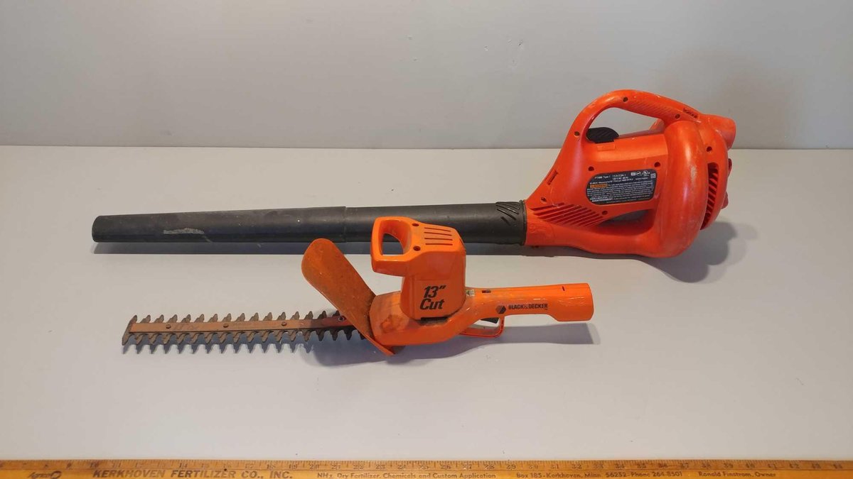 BLACK & DECKER ELECTRIC HEDGE TRIMMER AND LEAF BLOWER