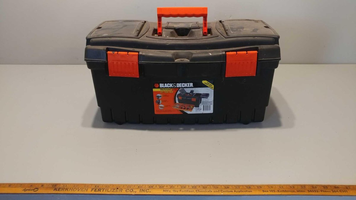 BLACK & DECKER 22" TOOL BOX