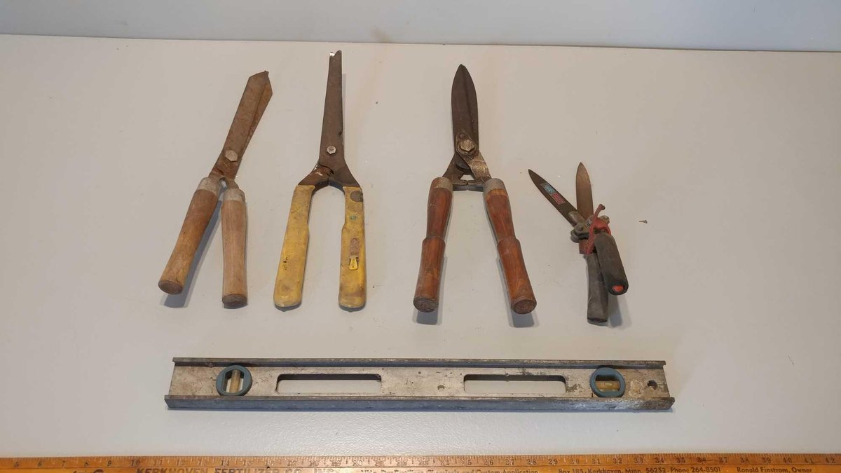 (4) HEDGE CLIPPERS AND 2' LEVEL