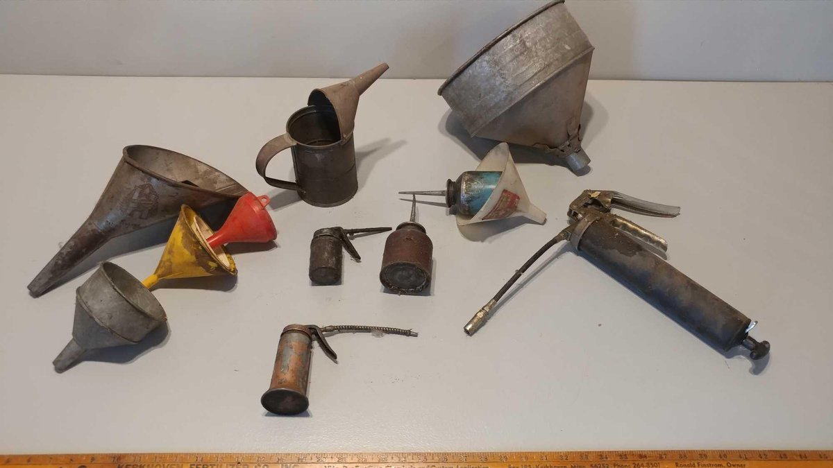 ASSORTMENT OF OIL CANS AND FUNNELS 