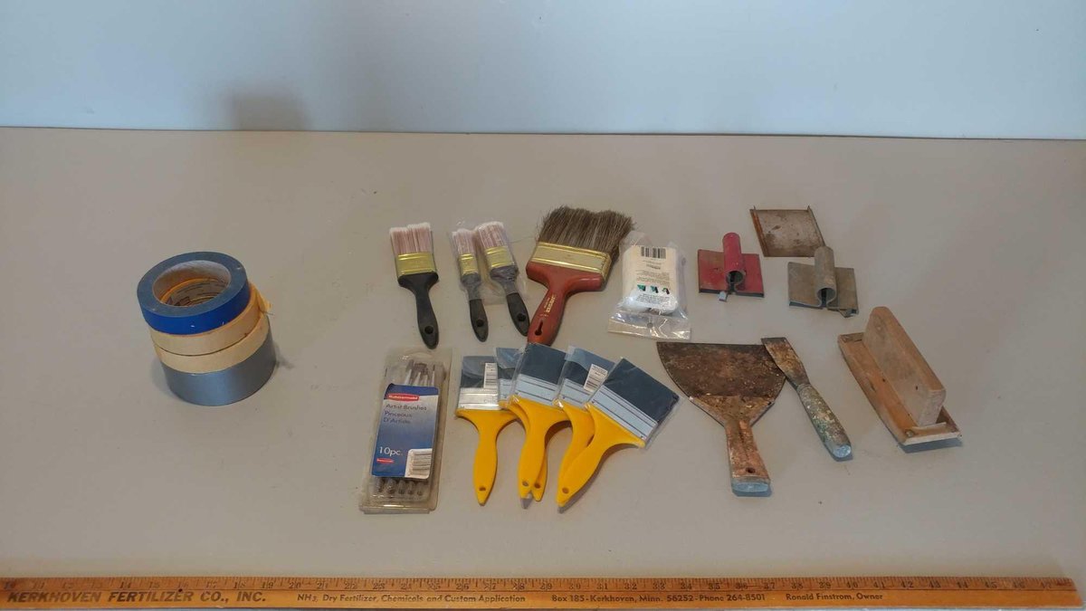ASSORTMENT OF PAINTING SUPPLIES